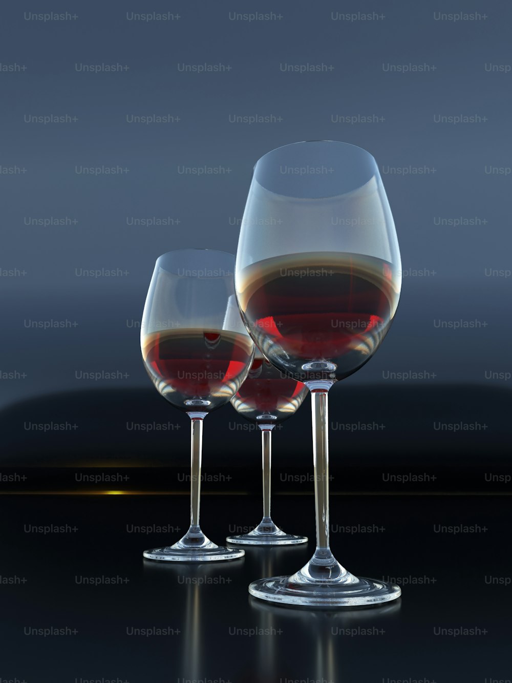 tre bicchieri di vino seduti su un tavolo
