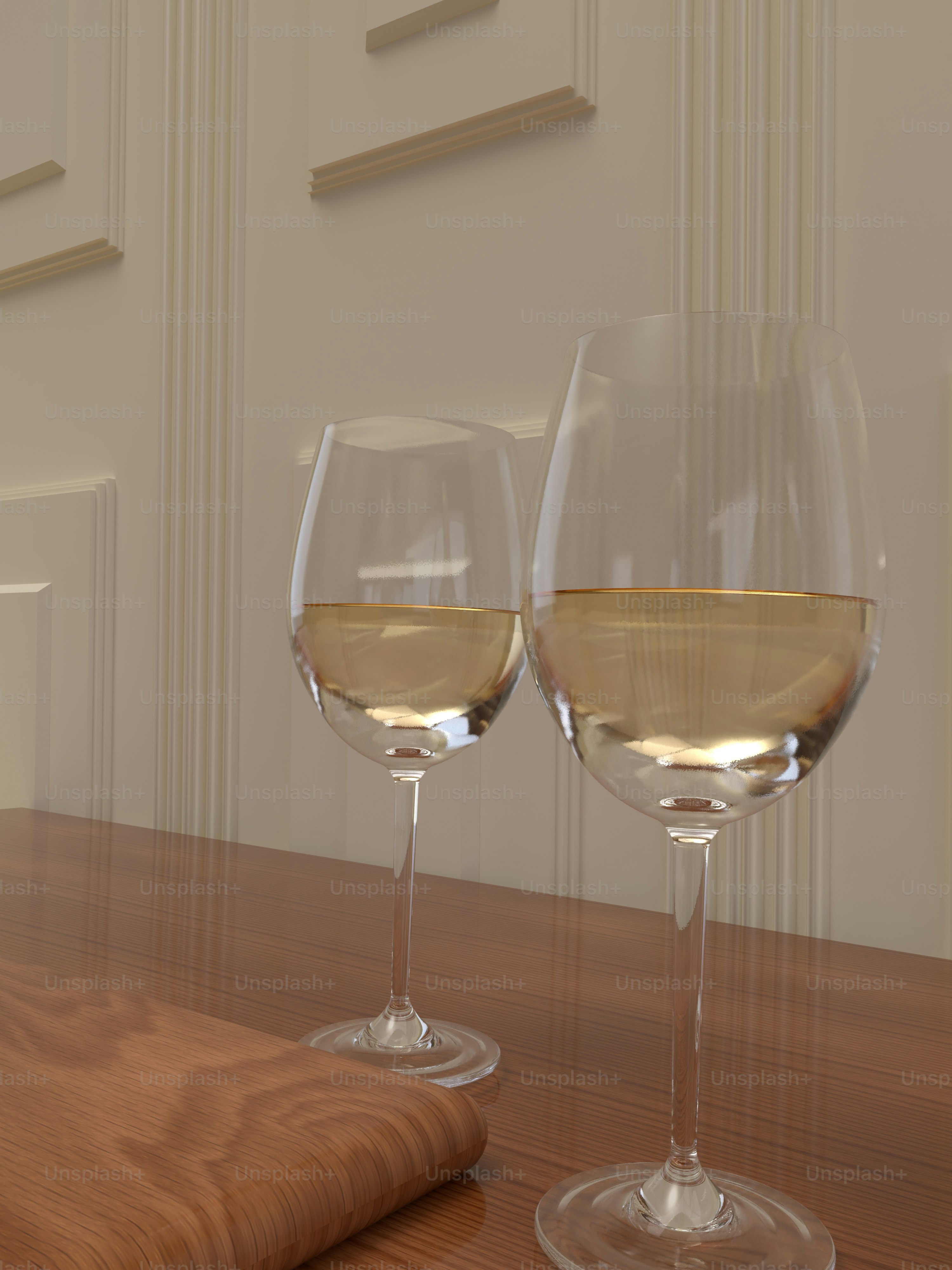 Zwei Gläser Weißwein auf einem Holztisch