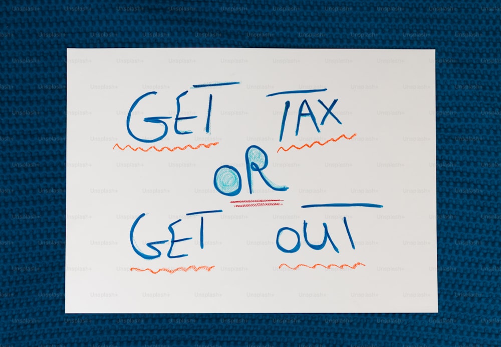 un pezzo di carta con scritto su di esso che dice Get Tax or Get Out