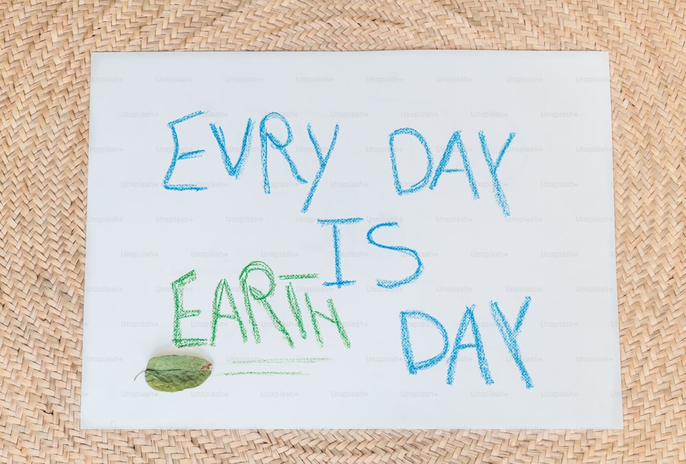 a piece of paper that says every day is earth day