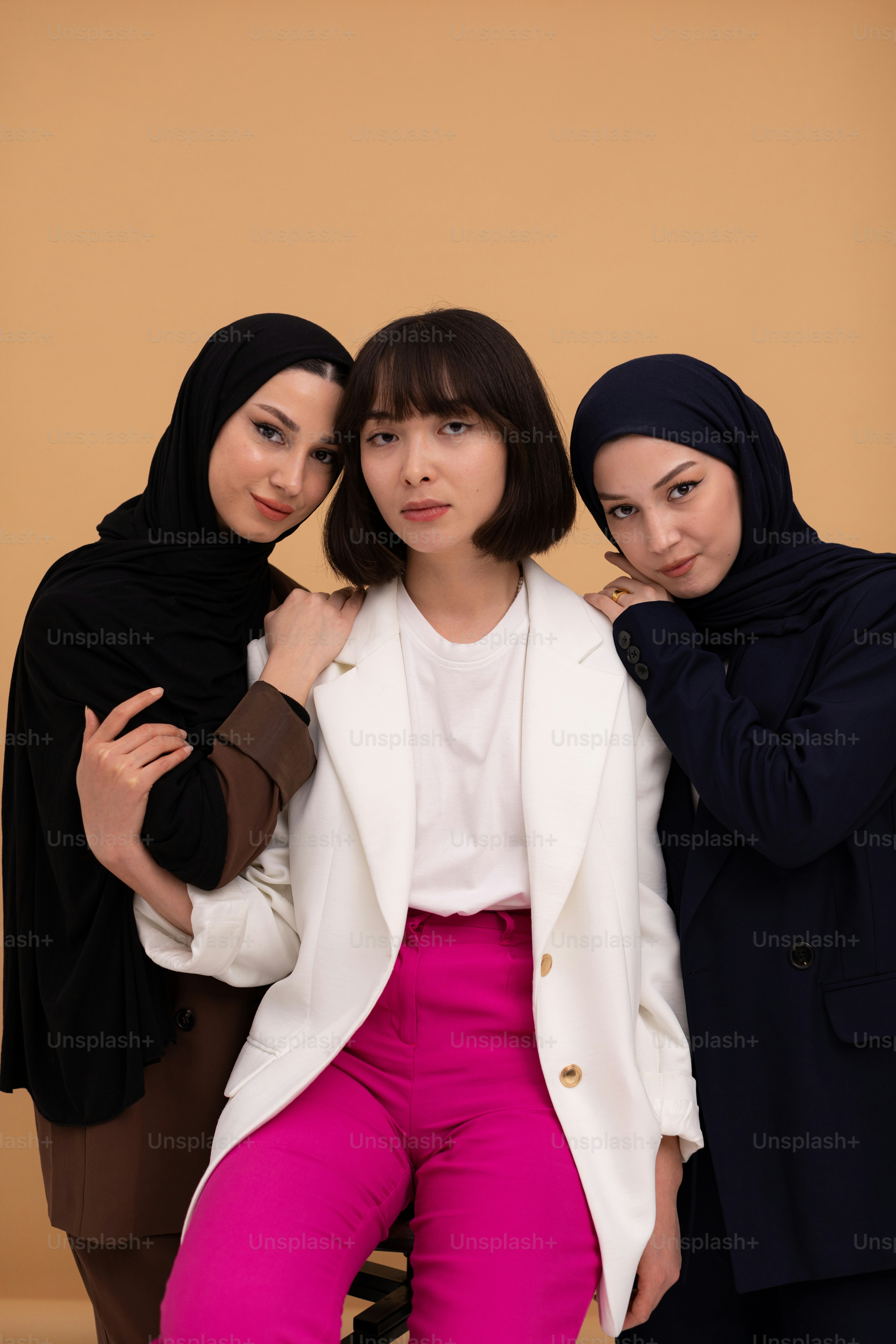 Tiga wanita berpose untuk berfoto bersama