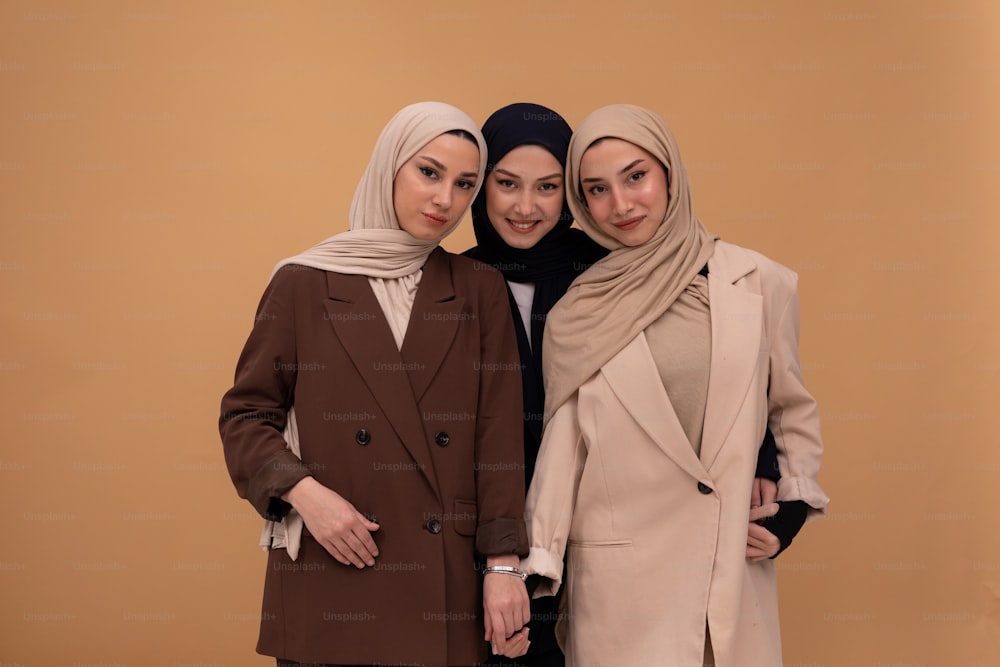 Un grupo de tres mujeres de pie una al lado de la otra