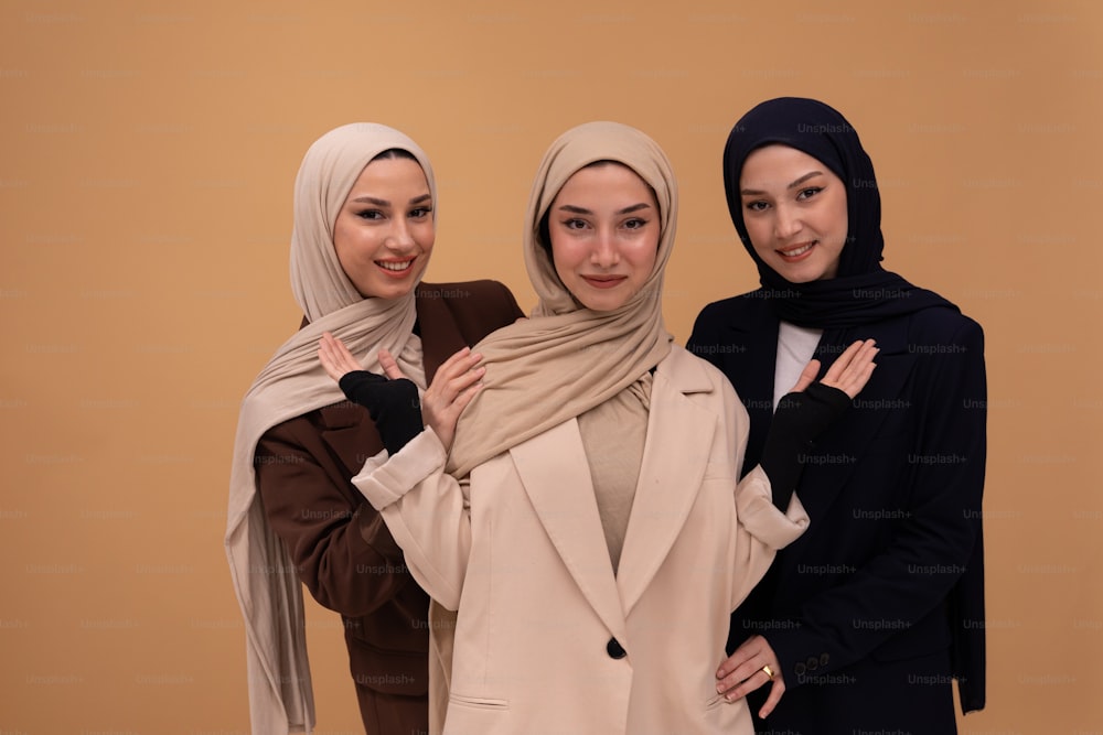 Tres mujeres con hiyabs posando para una foto
