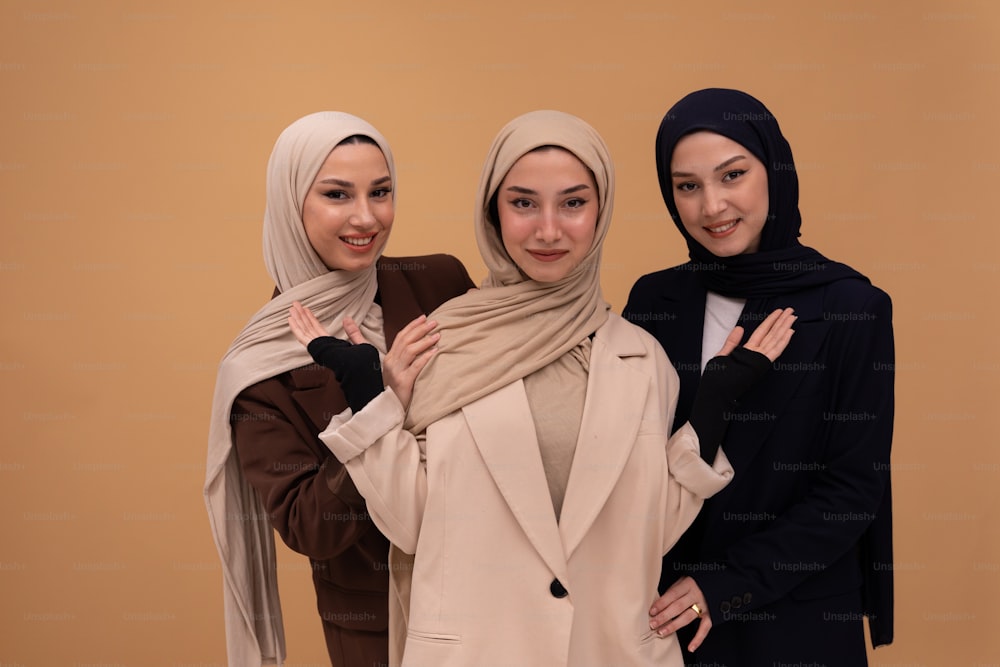 Drei Frauen in Hijabs posieren für ein Foto