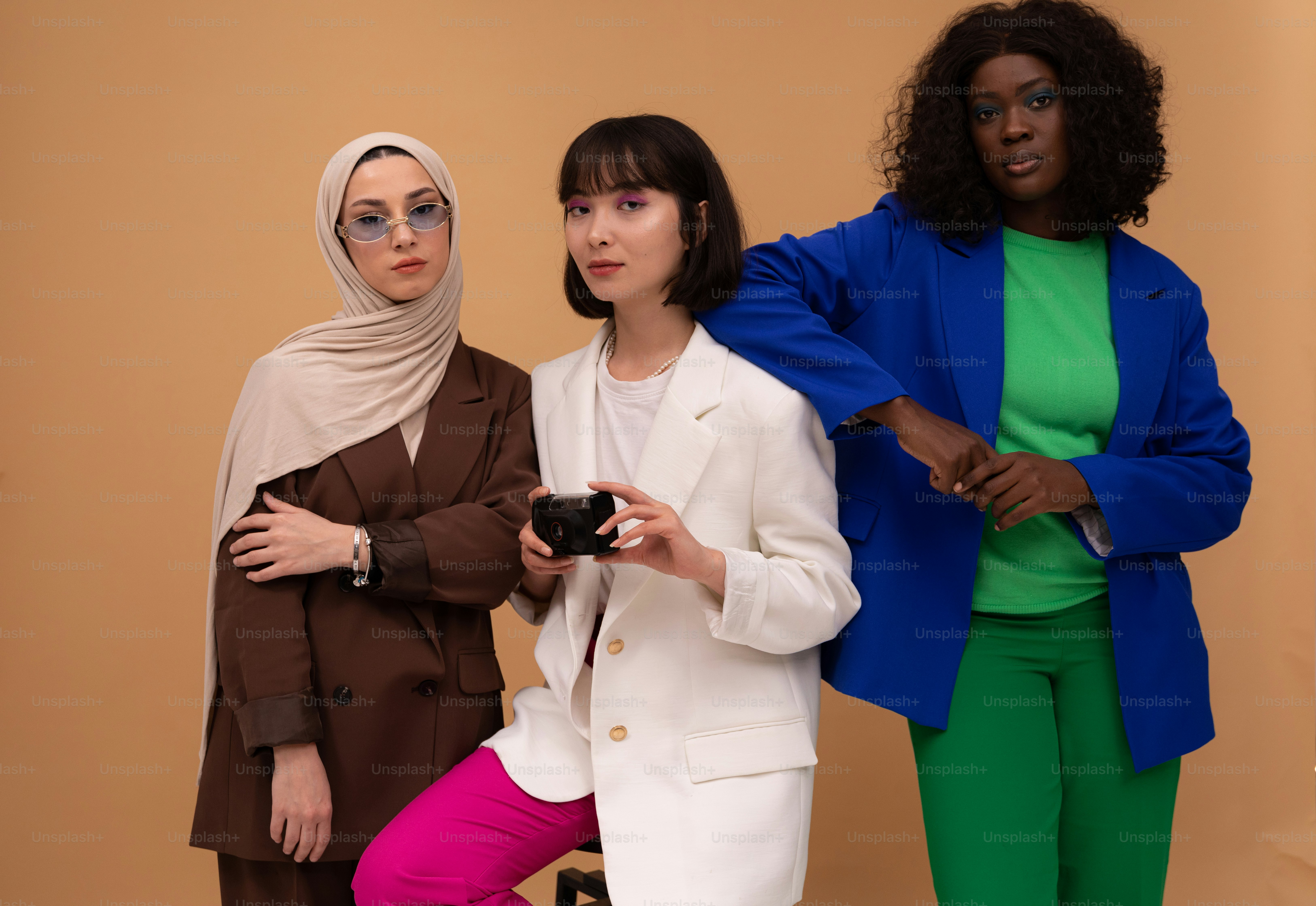 隣同士に立つ3人の女性のグループ