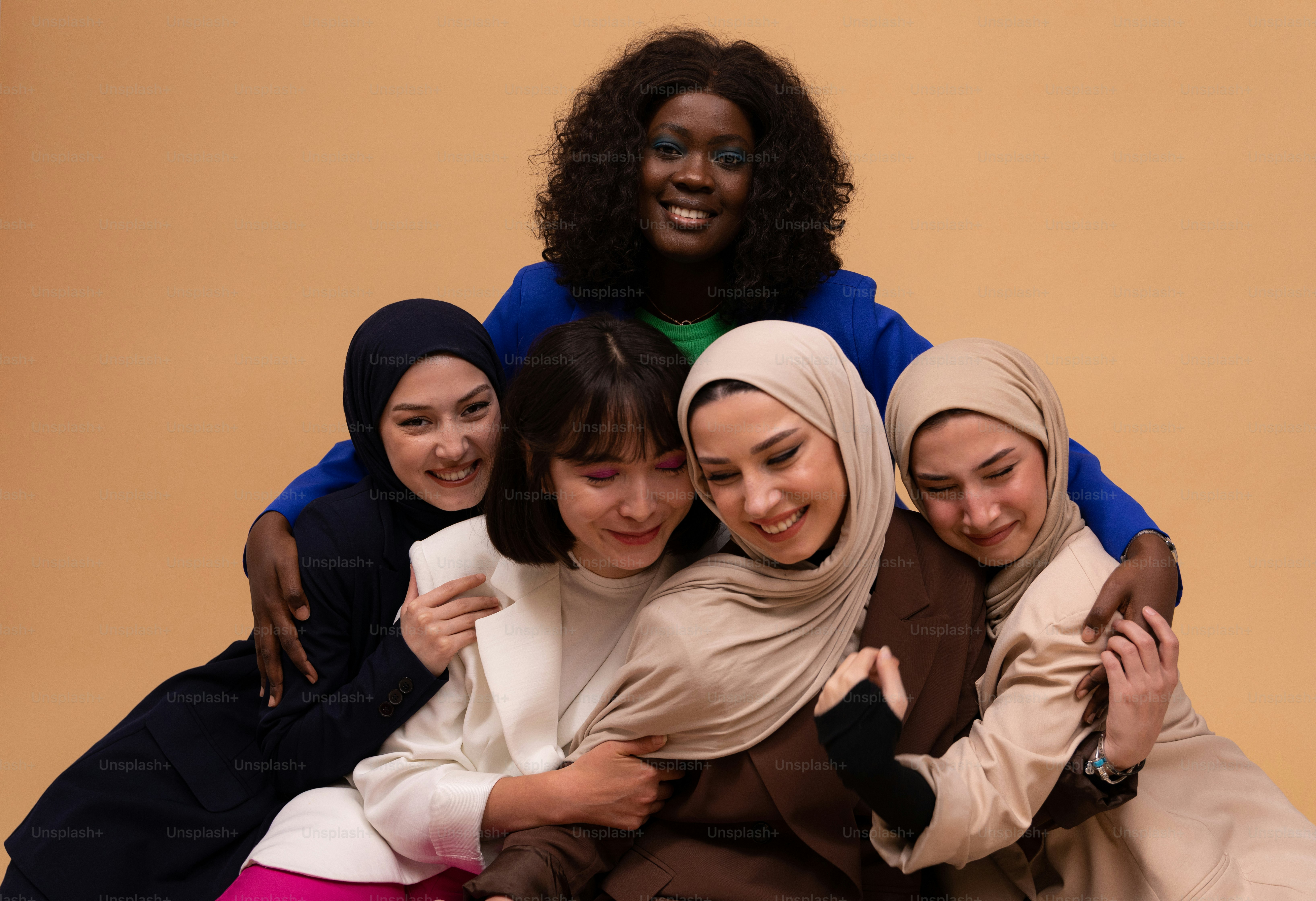 Un grupo de mujeres sentadas una al lado de la otra