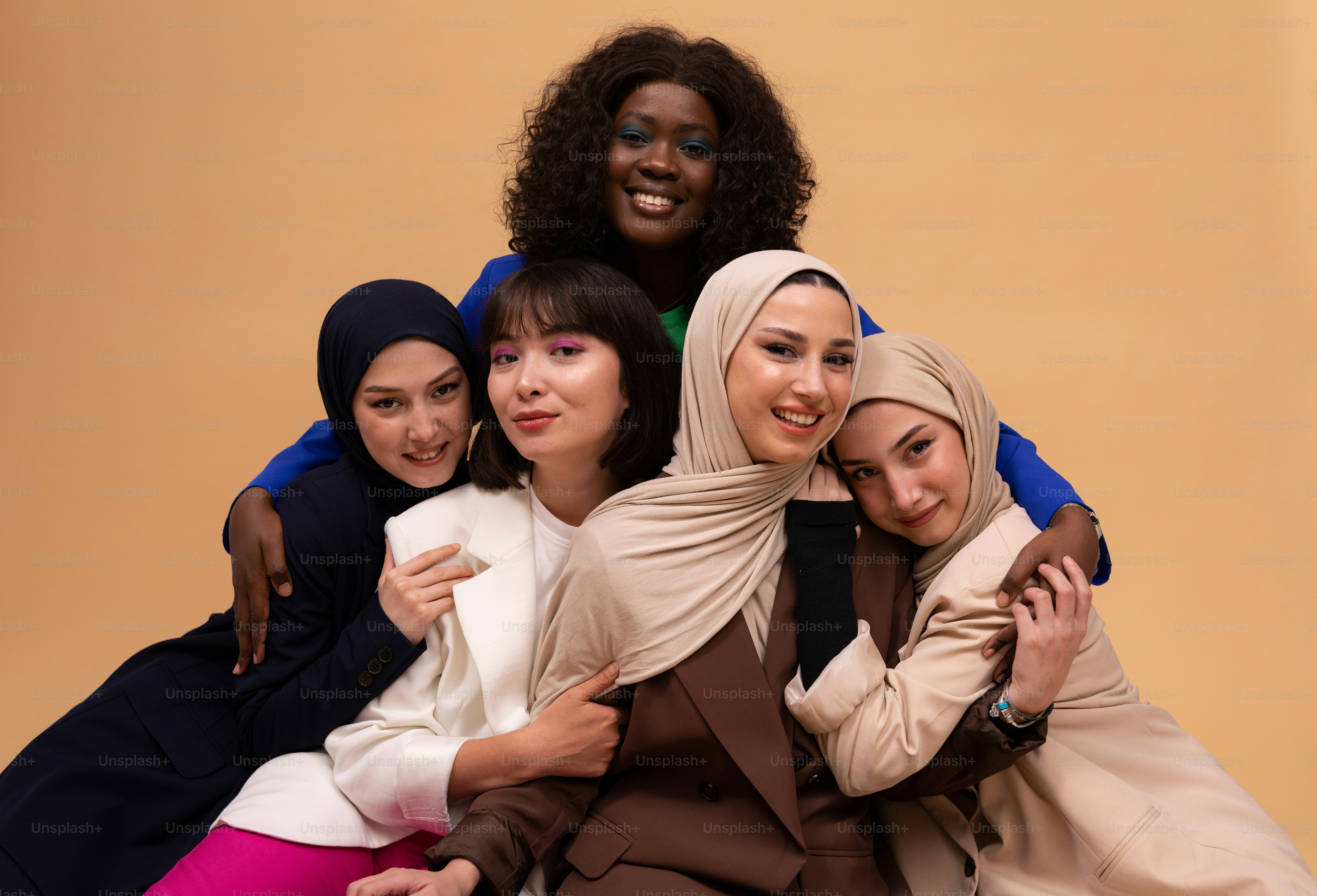 um grupo de mulheres sentadas uma ao lado da outra