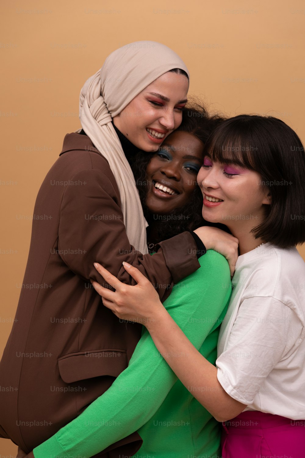 抱き合う若い女性のグループ