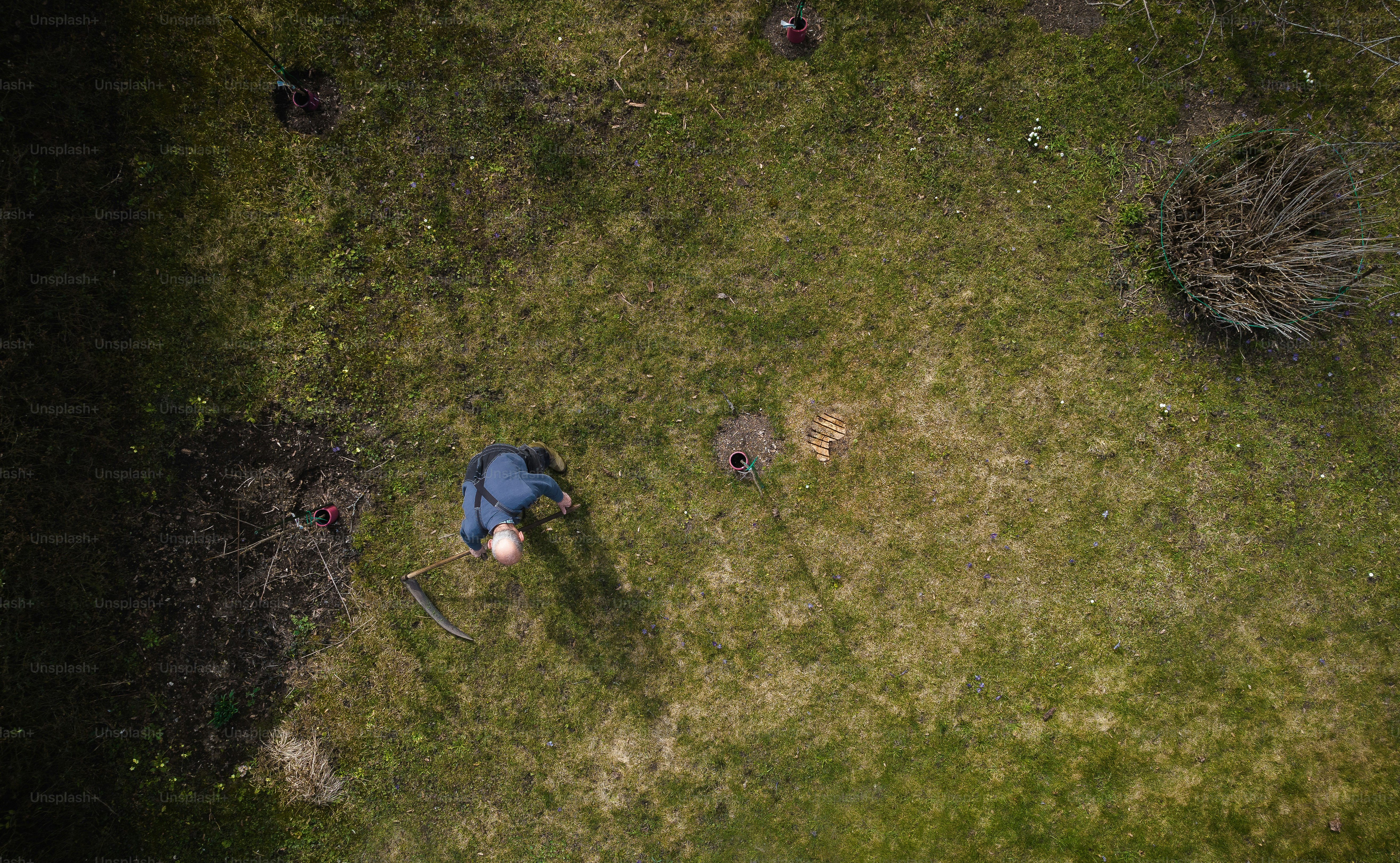Pemandangan udara seseorang yang berbaring di rumput