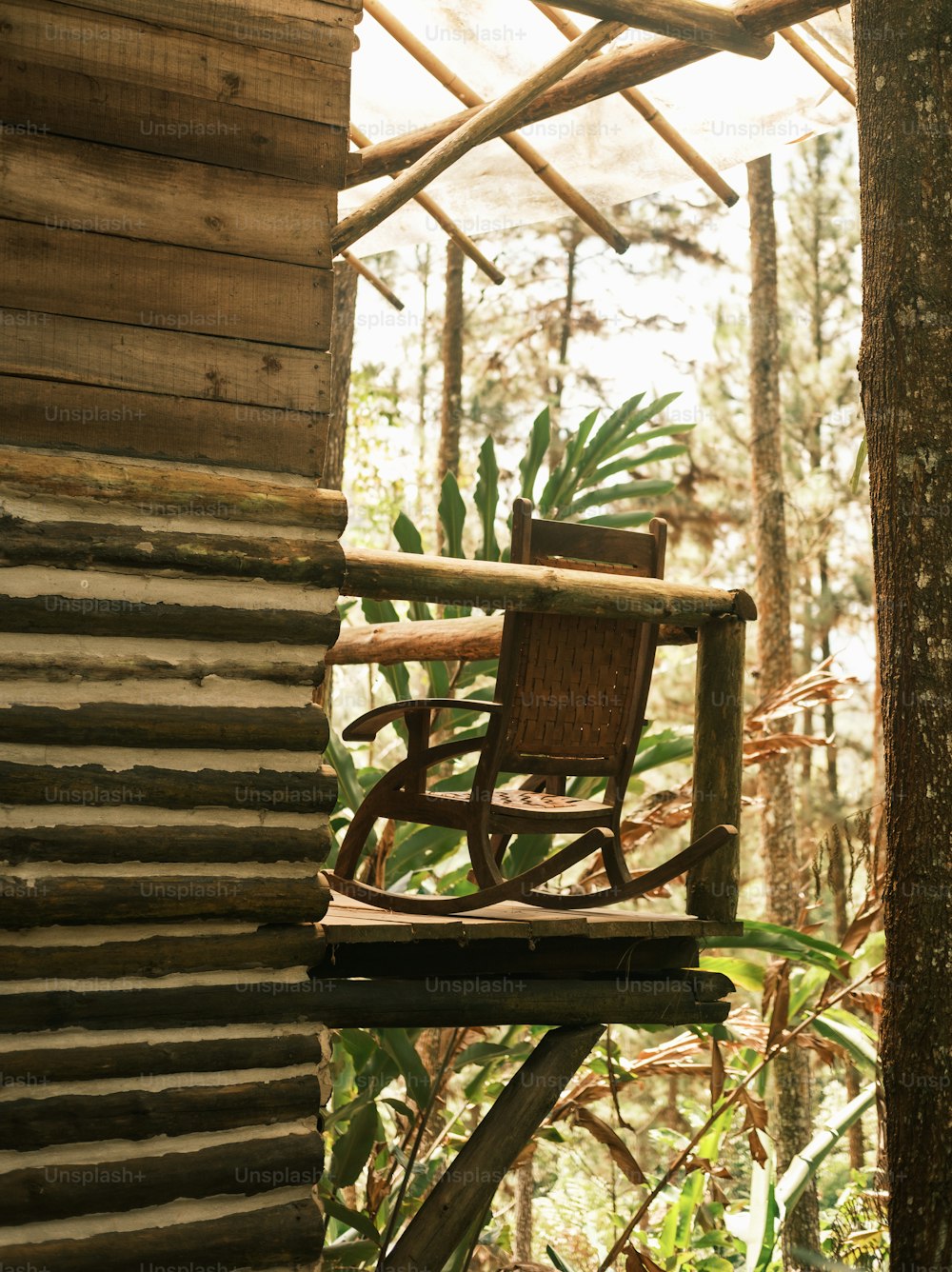 uma cadeira de balanço de madeira sentada no topo de uma plataforma de madeira
