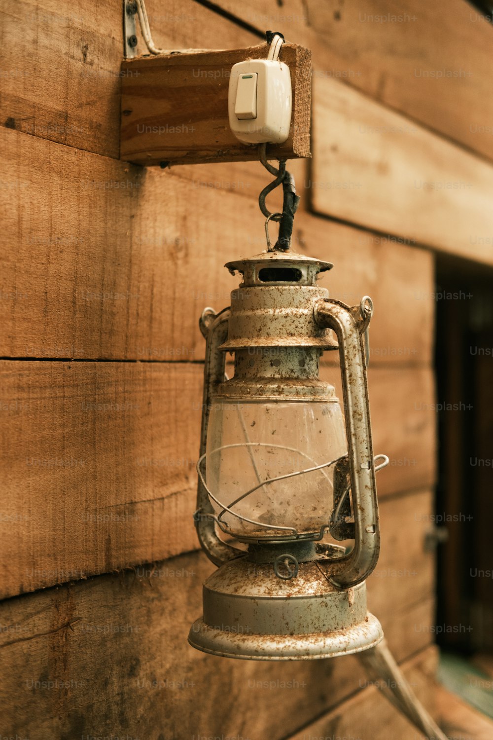 una lanterna appesa al lato di un edificio di legno