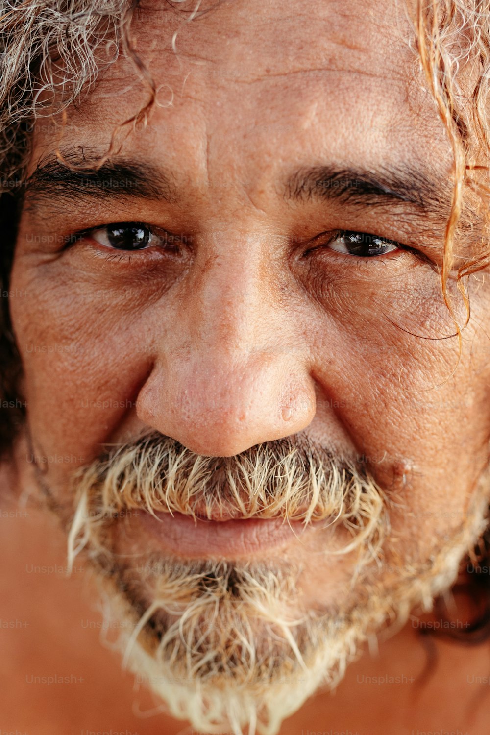 um close up de um homem com barba e bigode