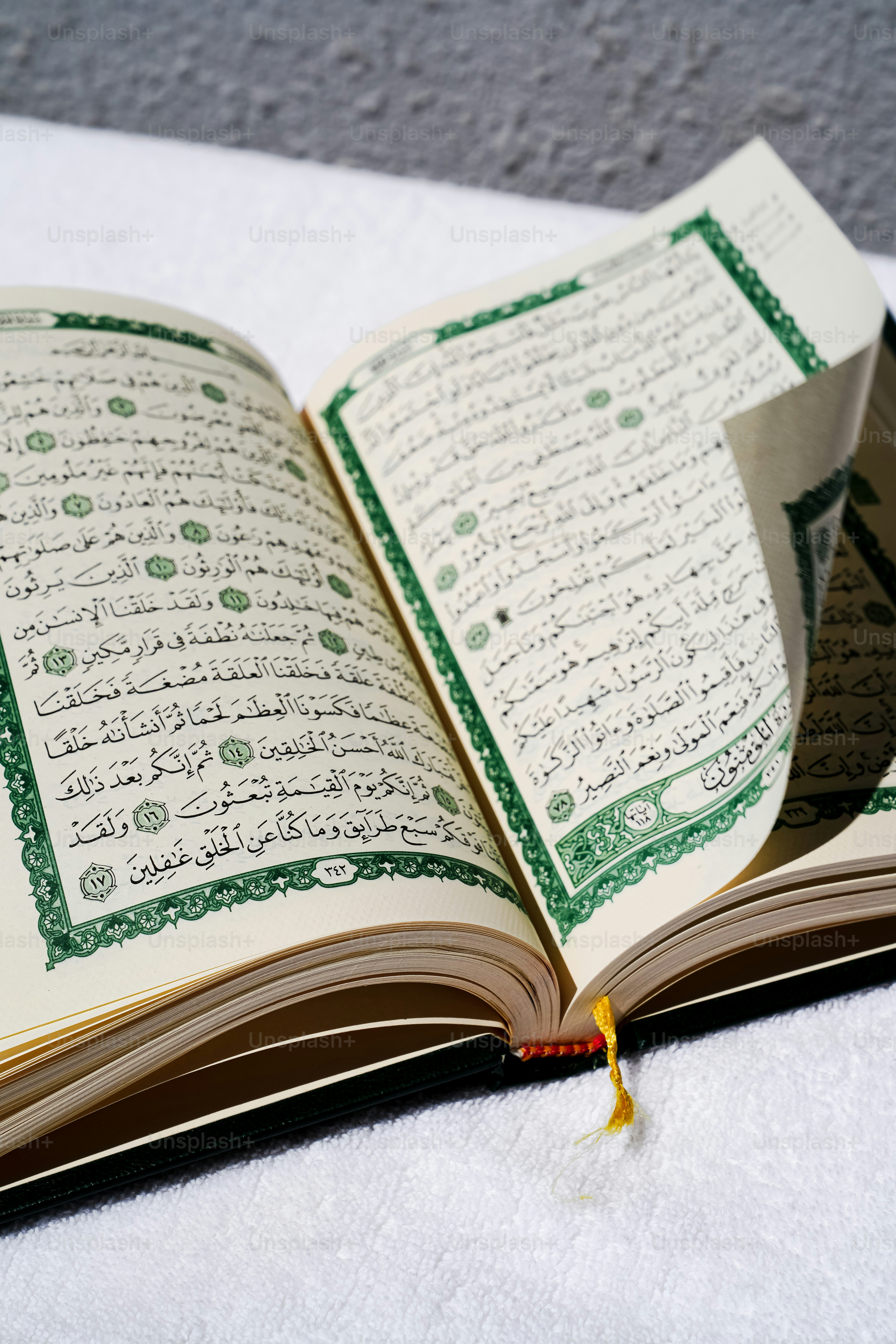 Nahaufnahme eines aufgeschlagenen Buches auf einem Tisch