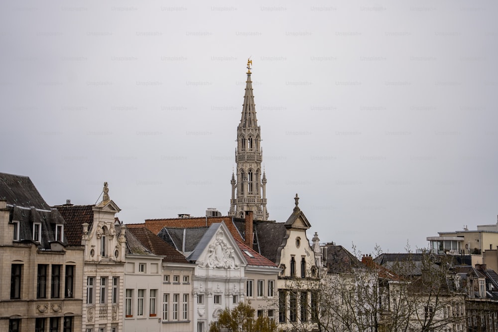 Ein Kirchturm, der über einer Stadt voller hoher Gebäude thront