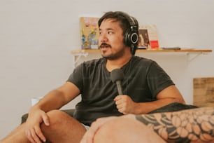 Un homme avec des écouteurs assis sur un canapé