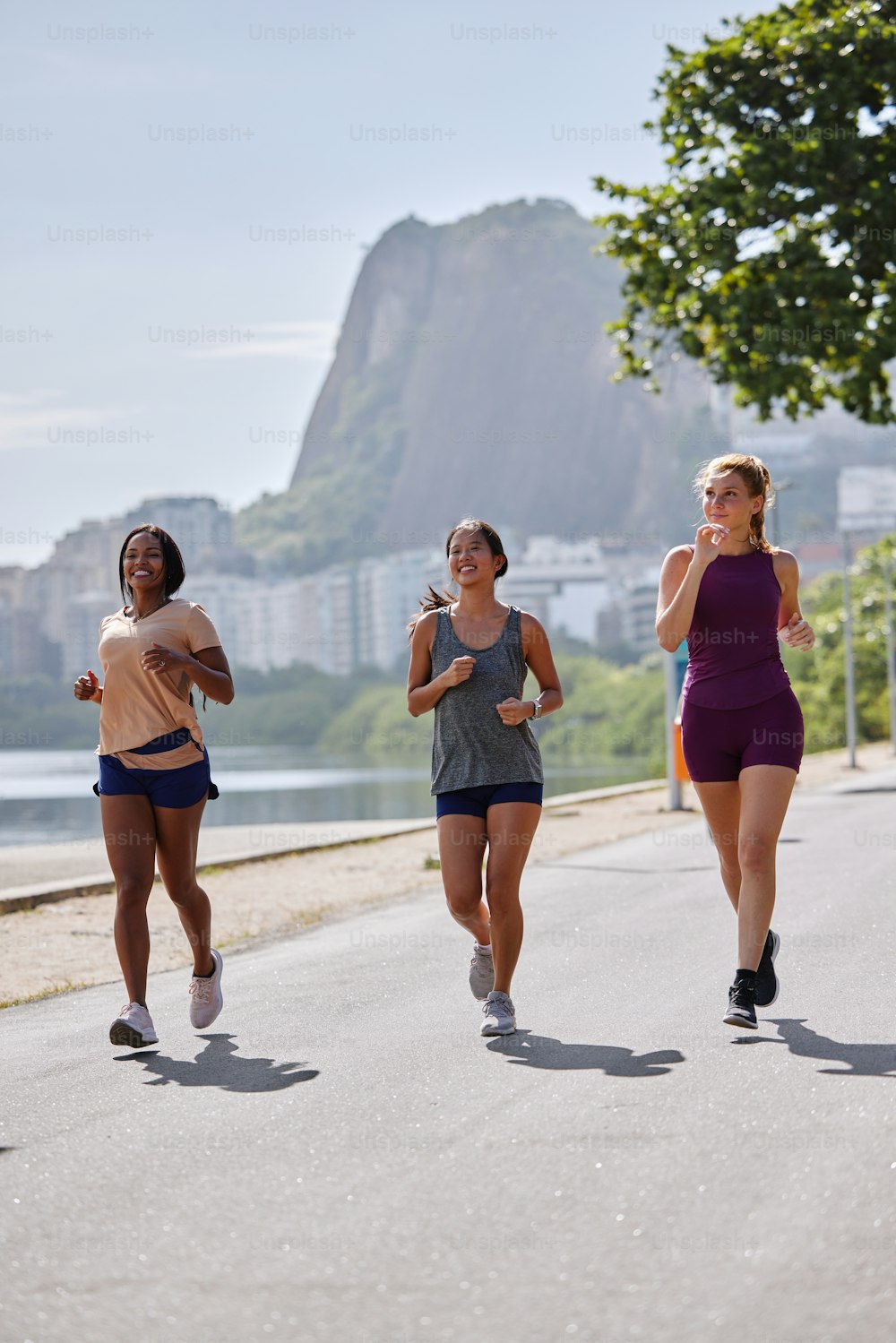 Eine Gruppe von Frauen rennt eine Straße entlang