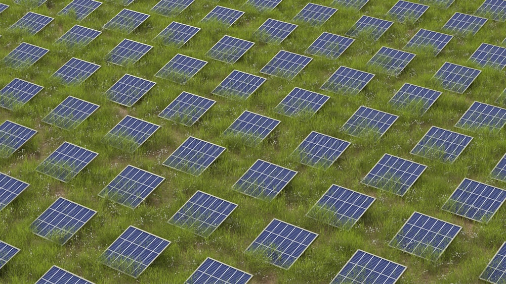 une vue aérienne d’un champ de panneaux solaires