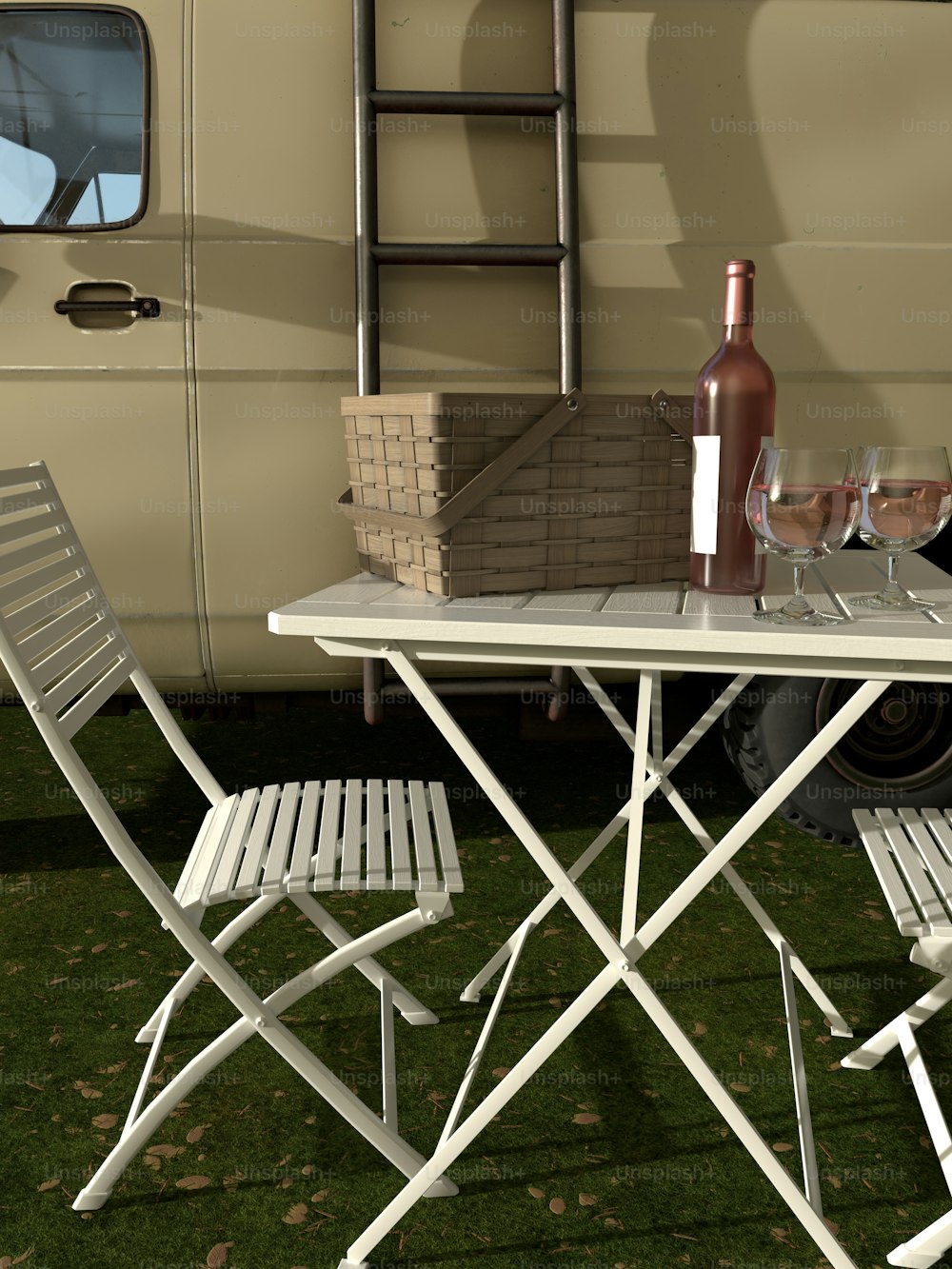 uma mesa com duas cadeiras e uma garrafa de vinho
