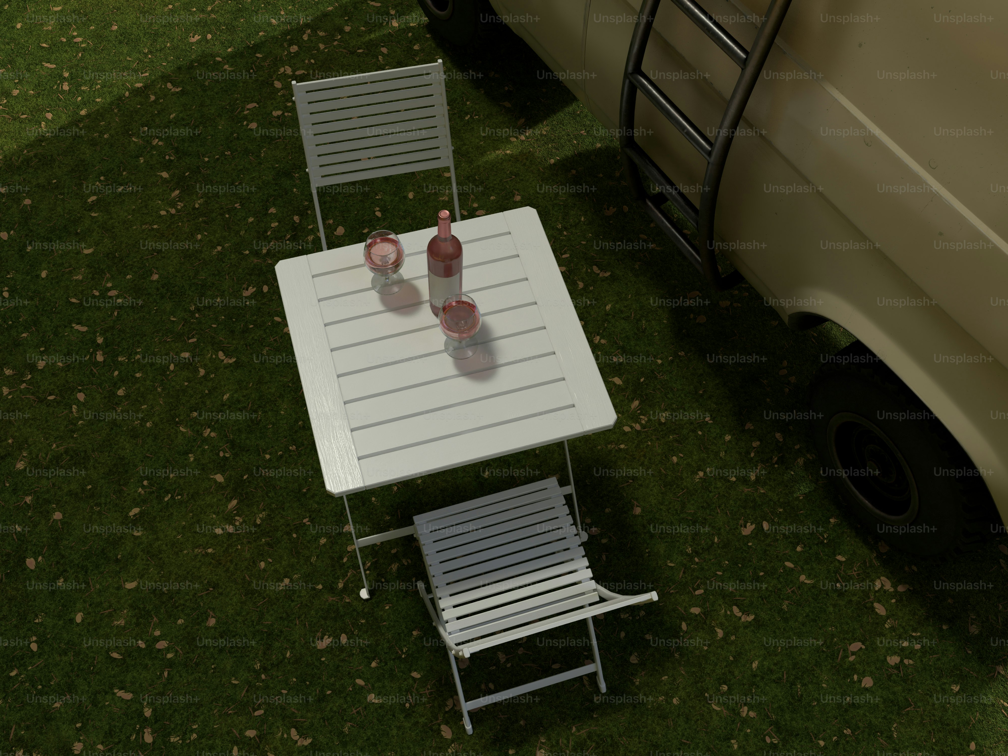 une table et deux chaises assises dans l’herbe