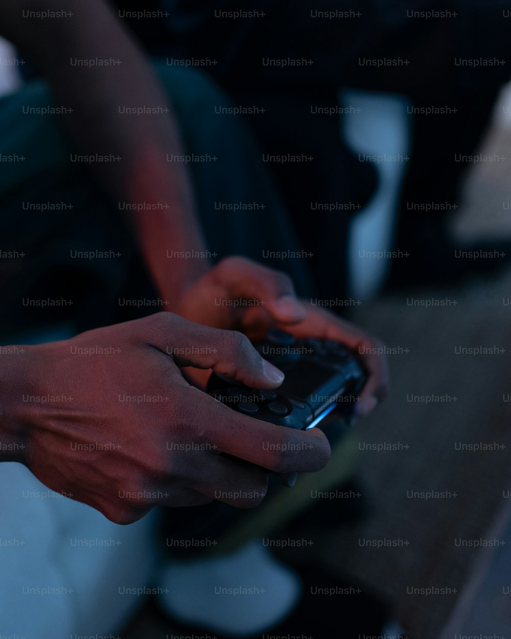 une personne tenant un téléphone cellulaire dans ses mains