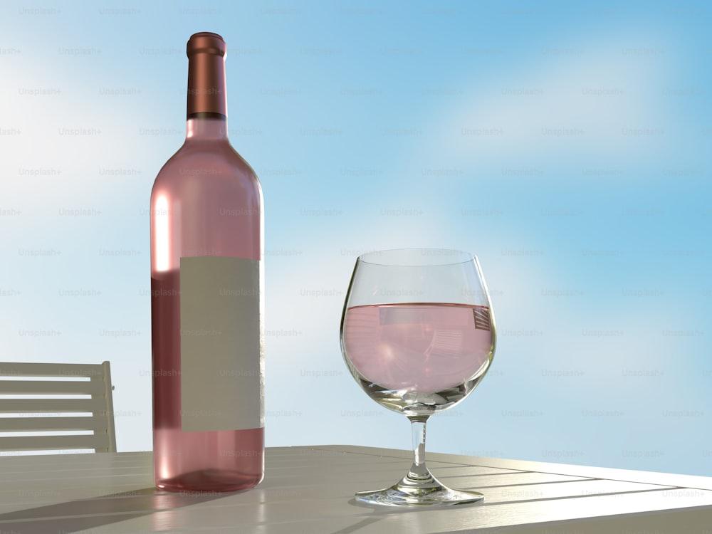 una botella de vino y una copa sobre una mesa