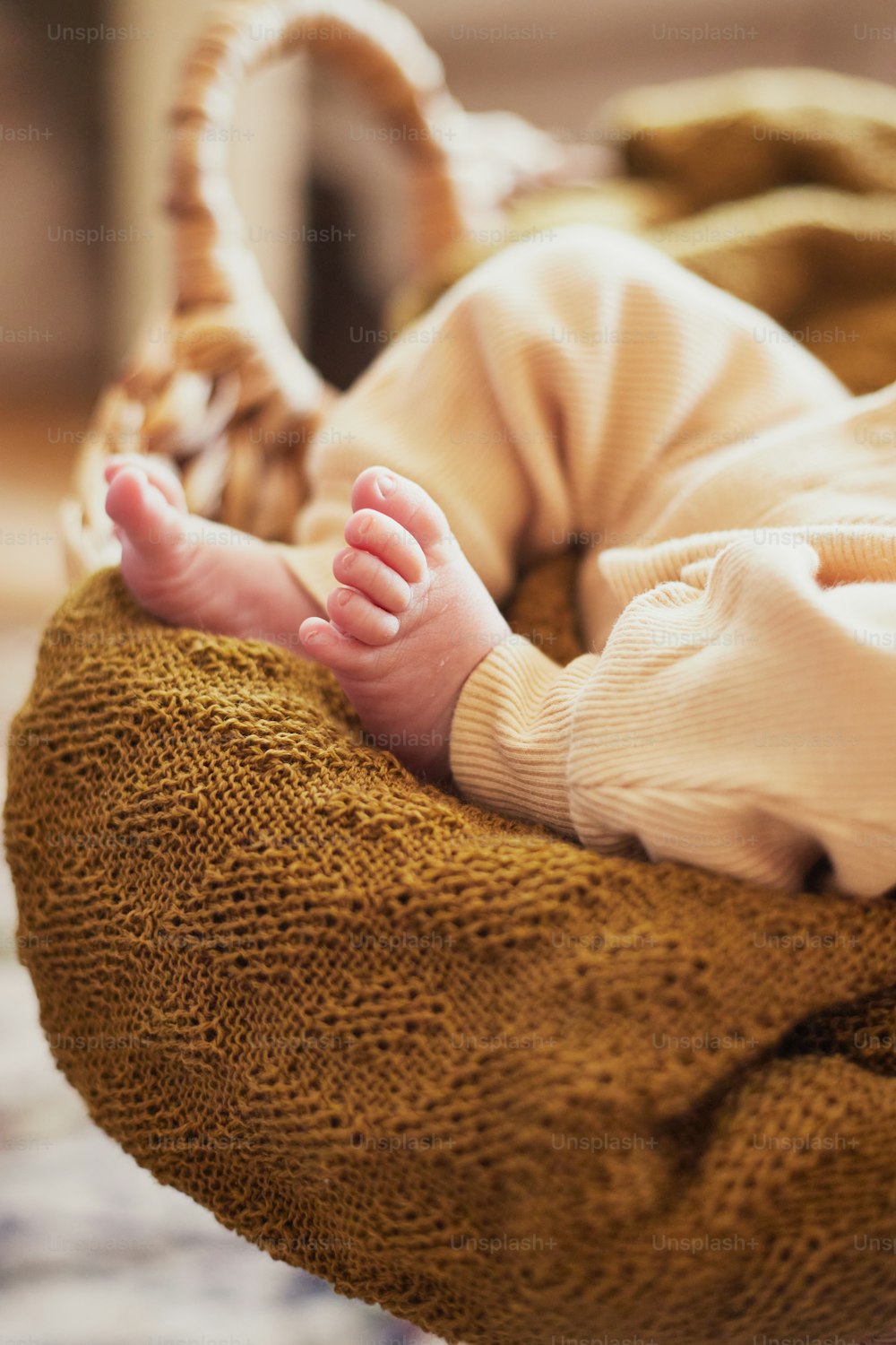 Un bambino giace in un cesto sul pavimento