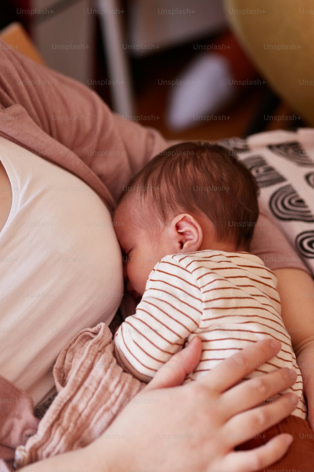 Una donna che tiene un bambino in braccio