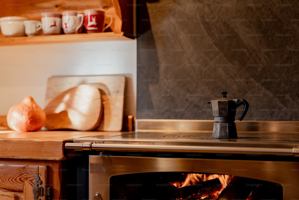 um forno de fogão sentado dentro de uma cozinha