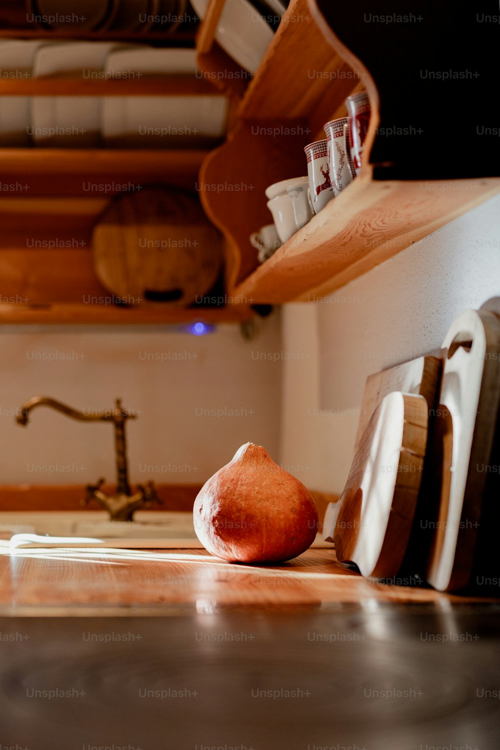 un bancone della cucina con un coltello e del cibo su di esso