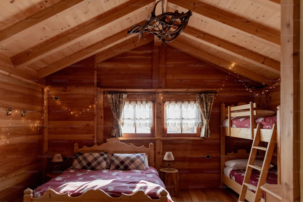 une chambre avec lits superposés et une fenêtre