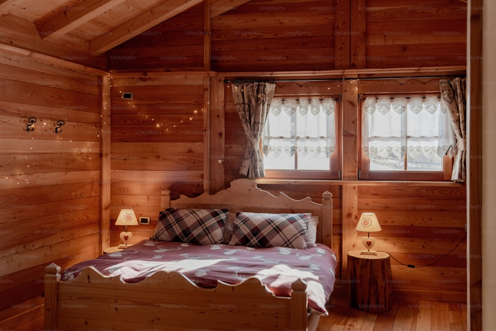 나무 벽이있는 방의 침대