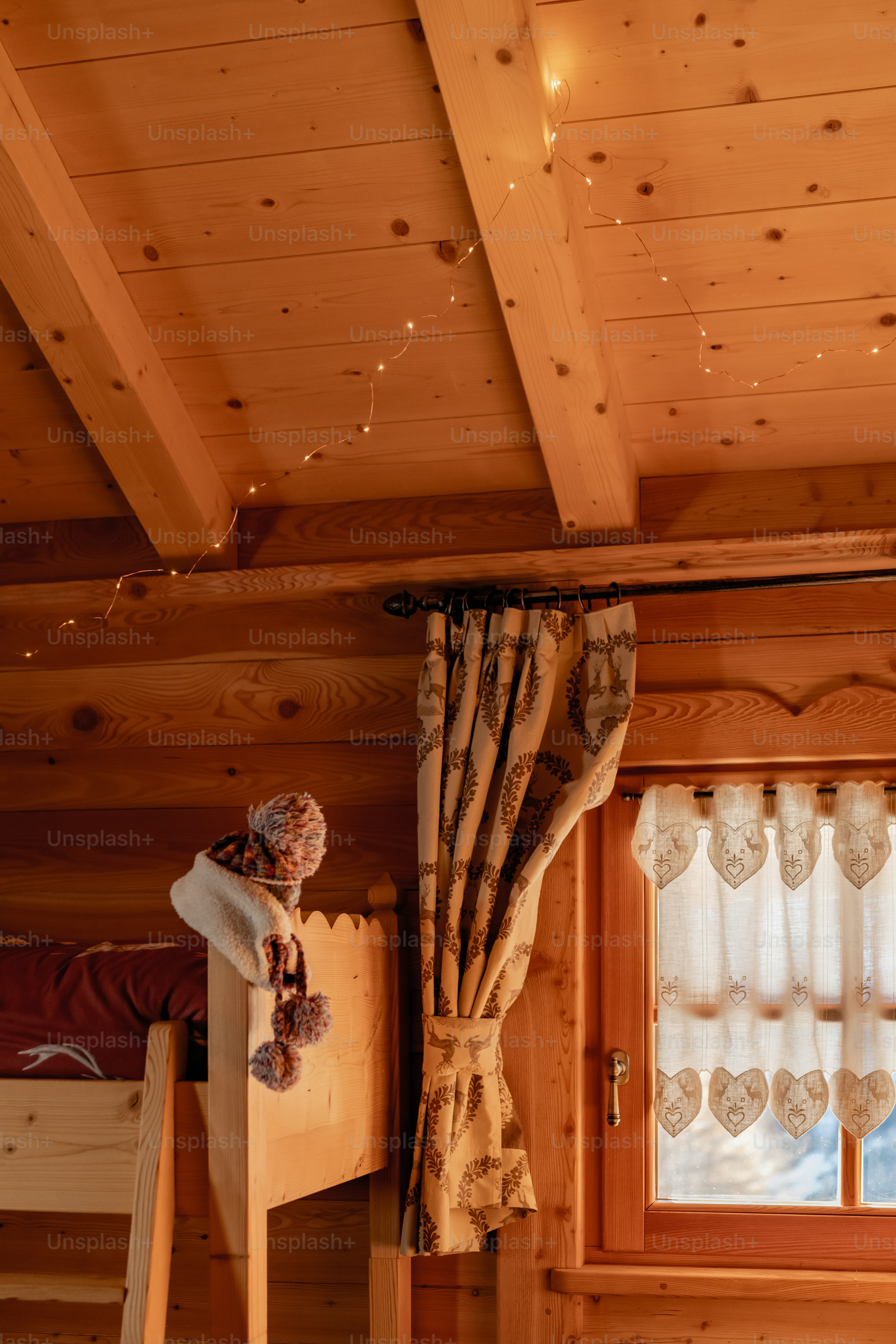 un dormitorio con una litera y una ventana