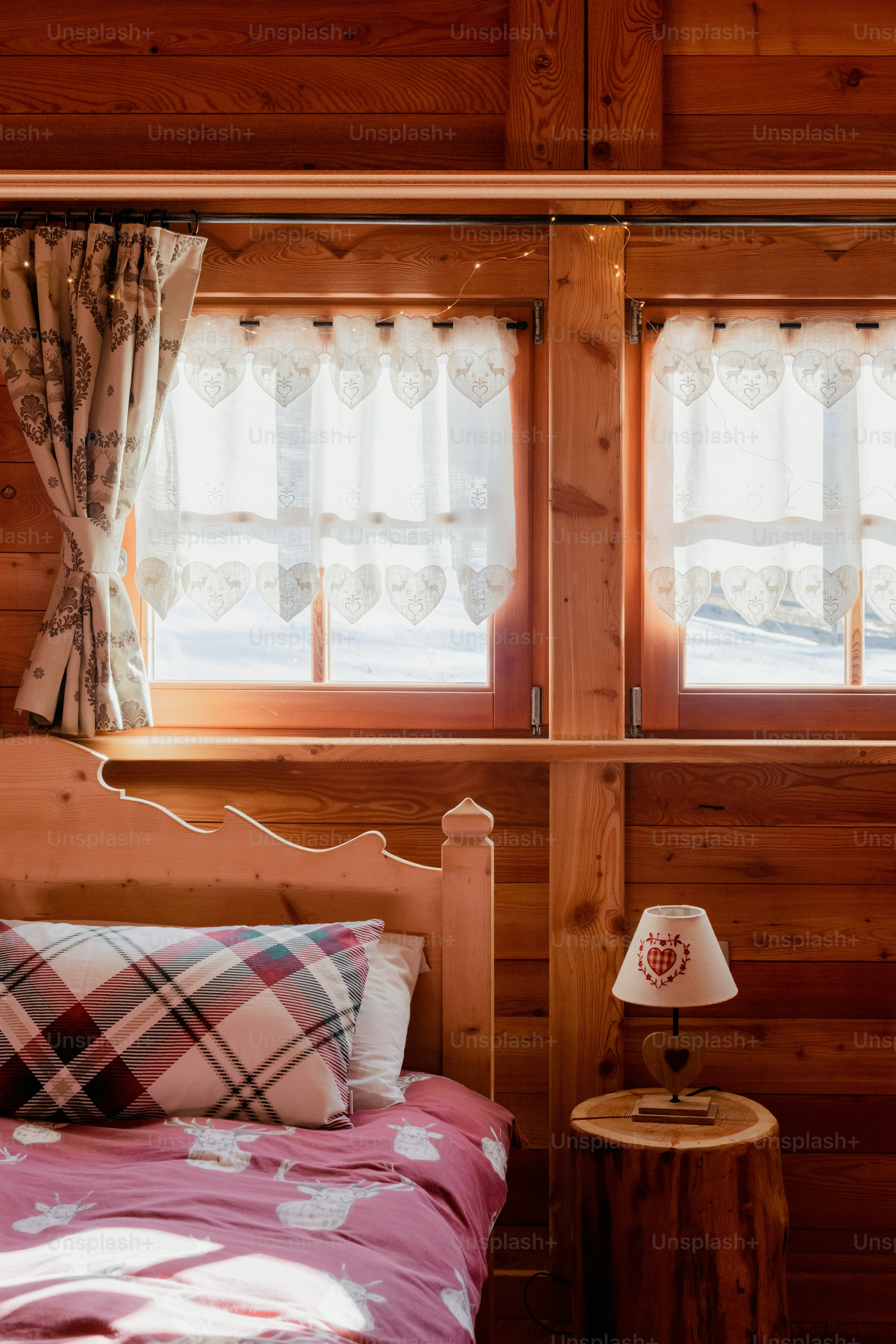 una cama en una habitación con paredes de madera