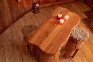uma mesa de madeira com velas em cima dela