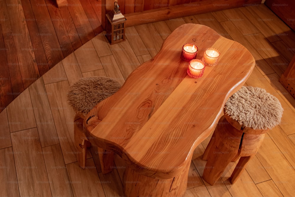 uma mesa de madeira com velas em cima dela