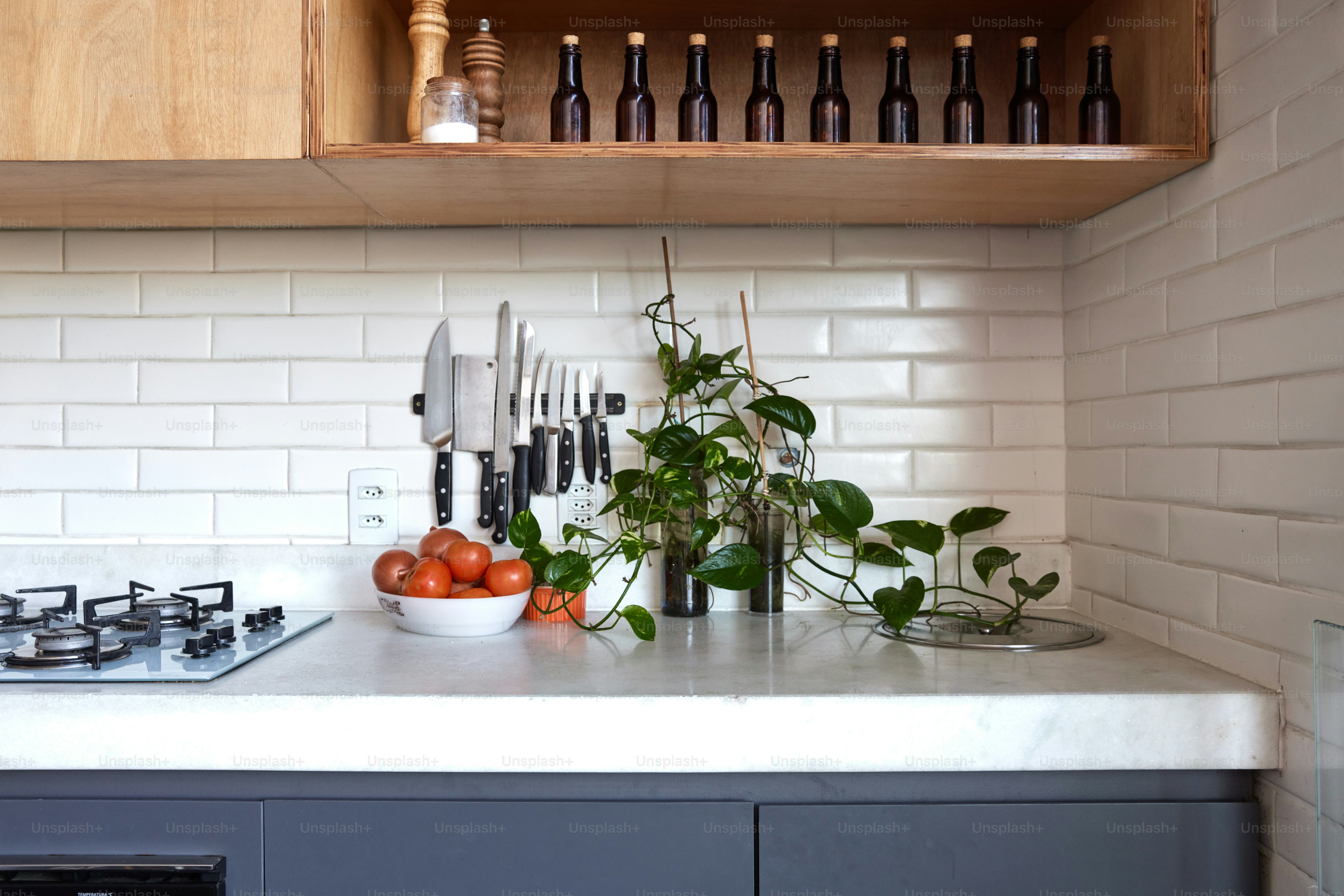 eine Küchentheke mit einer Schüssel mit Obst und Gemüse