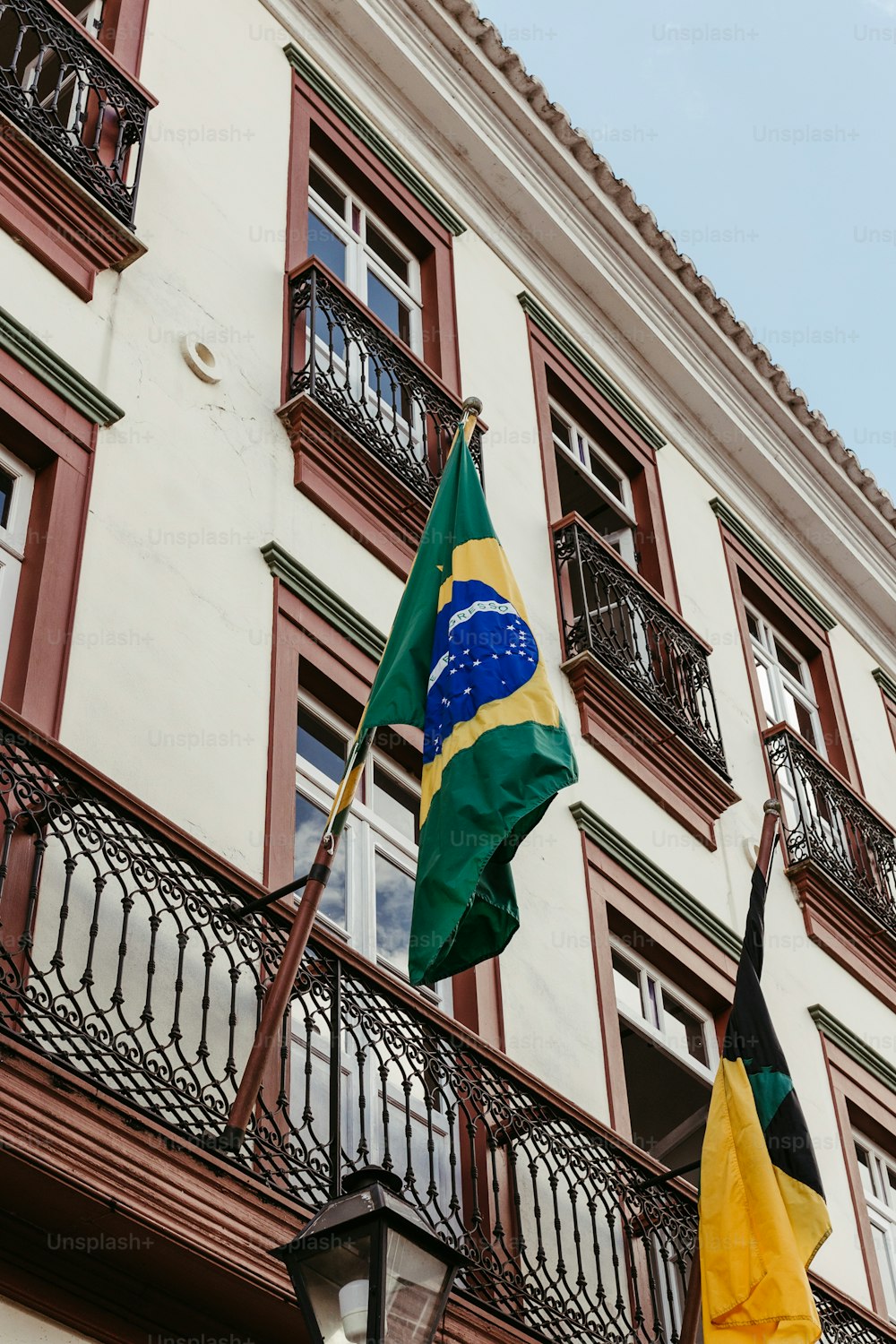 건물 앞에있는 두 개의 깃발