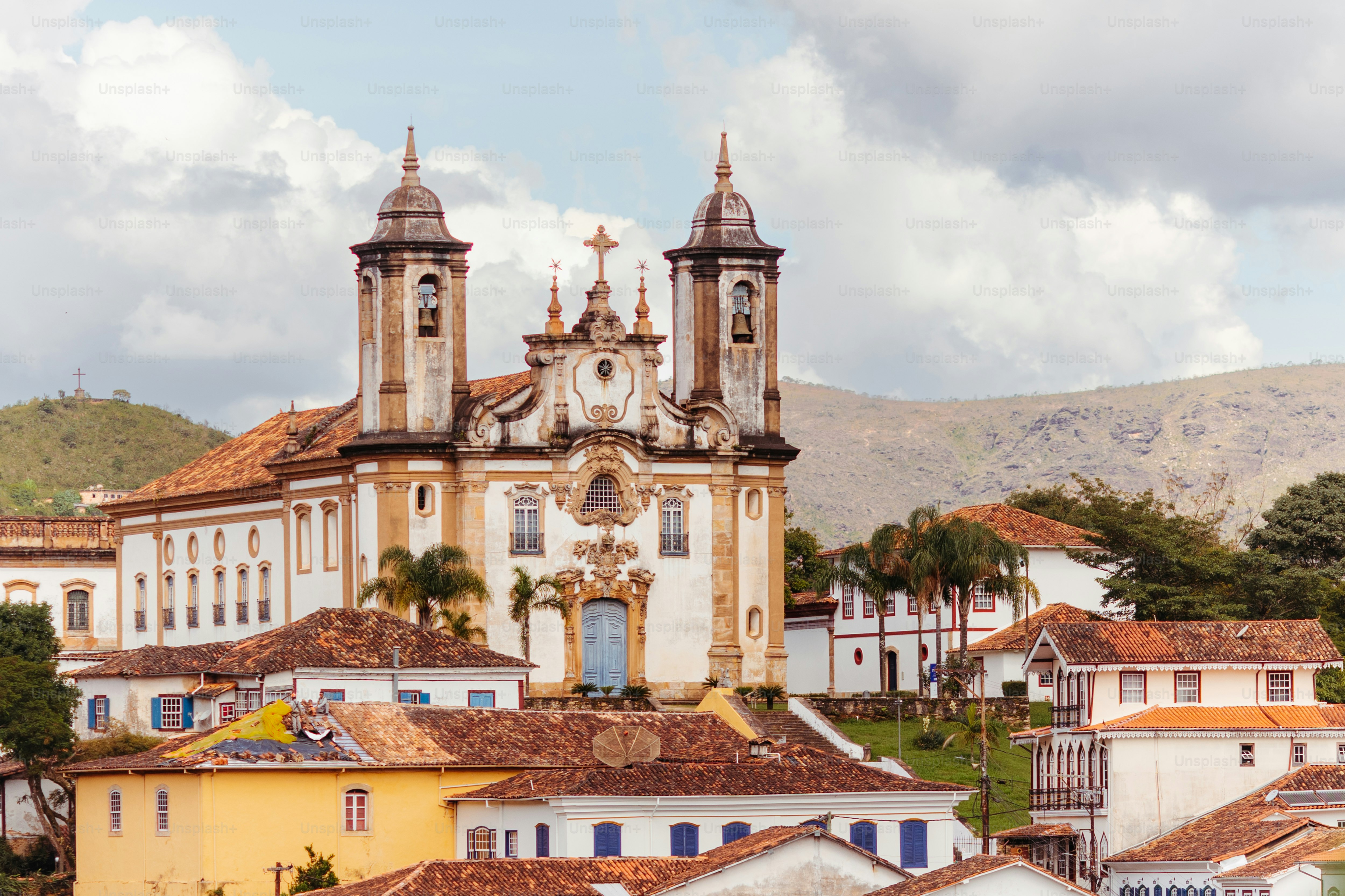 Una gran iglesia con una torre del reloj en medio de una ciudad