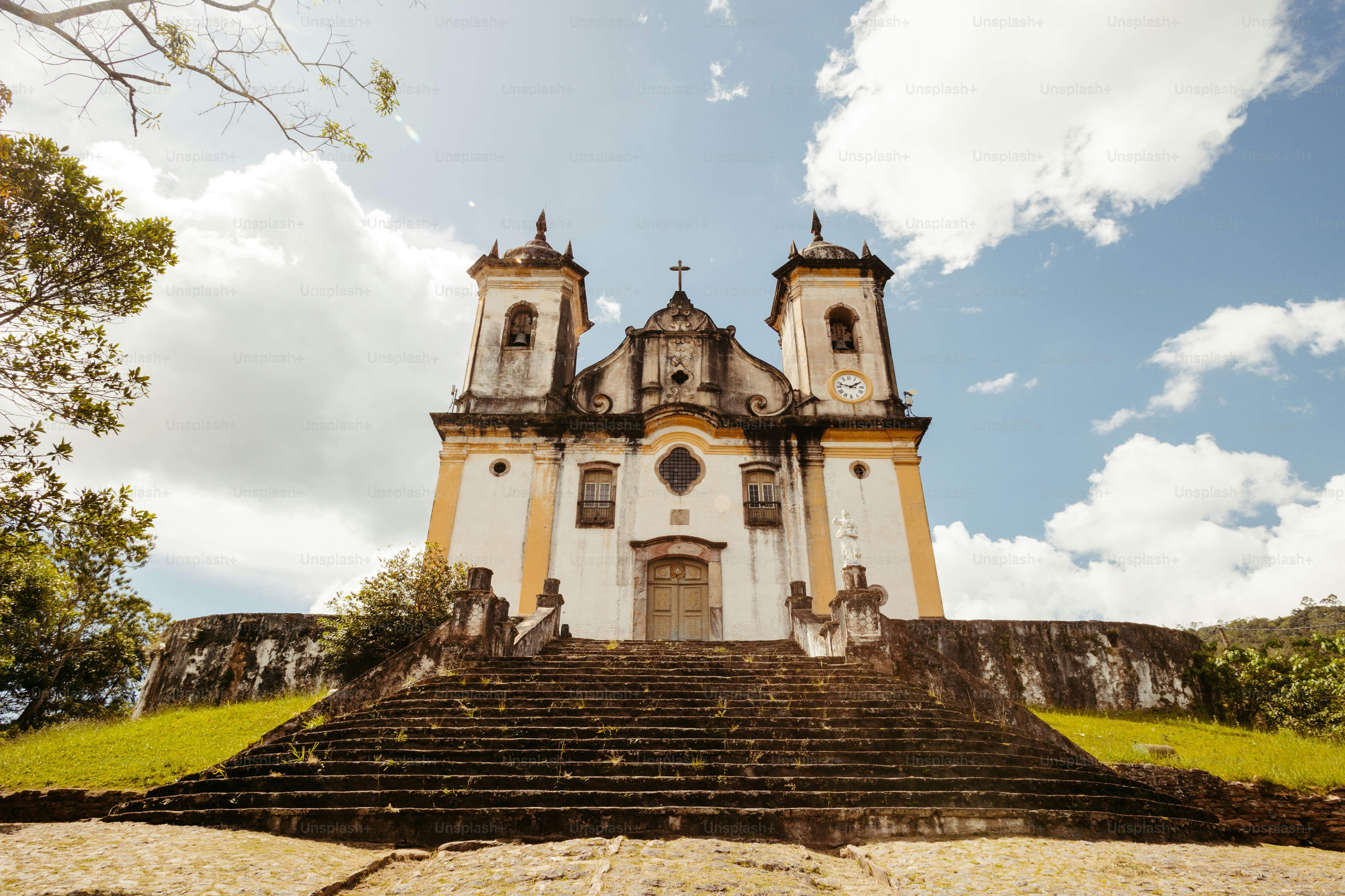 une église avec un clocher et une tour de l’horloge