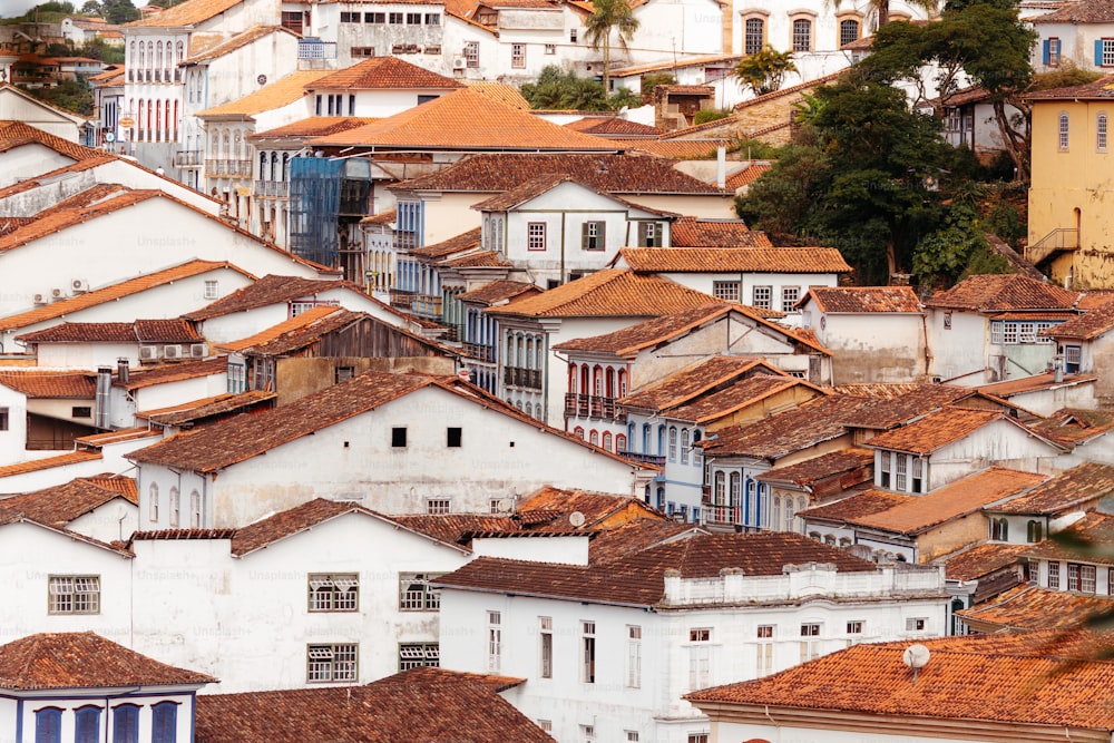 Eine Stadt mit vielen weißen Gebäuden und braunen Dächern