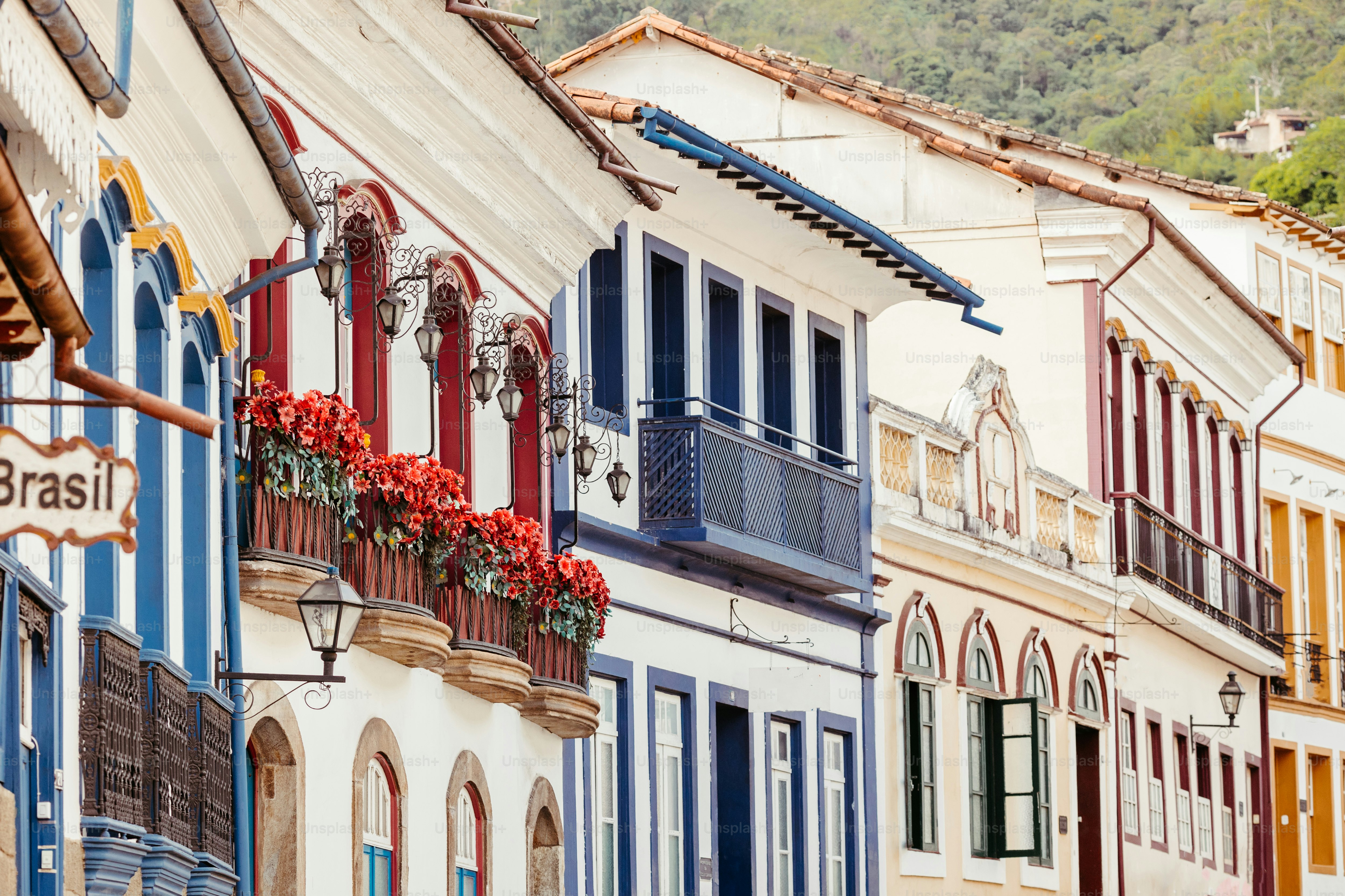 une rangée de bâtiments multicolores avec fenêtres et balcons