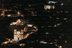 uma vista de uma cidade à noite de uma colina