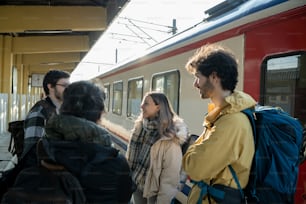 Eine Gruppe von Menschen, die neben einem Zug stehen