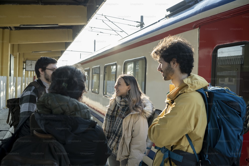 Eine Gruppe von Menschen, die neben einem Zug stehen