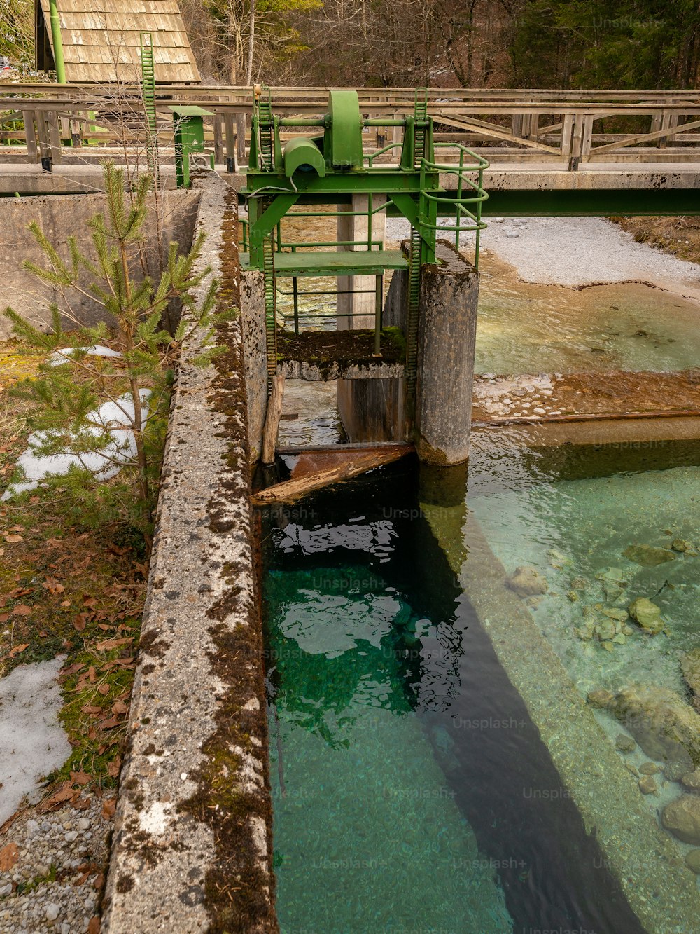 uma máquina verde está no meio de um corpo de água