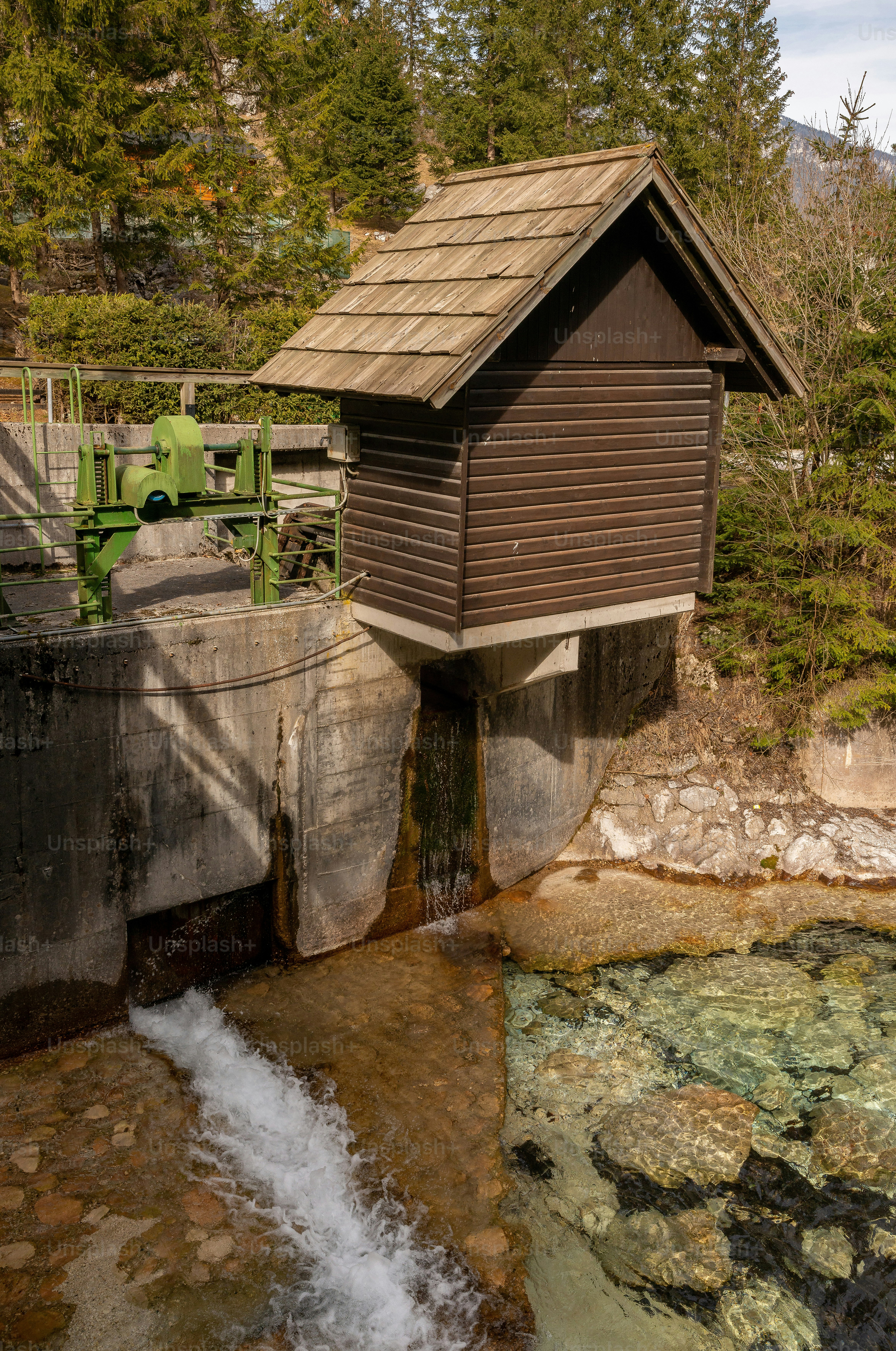 川の上に建つ小さな木造の建物