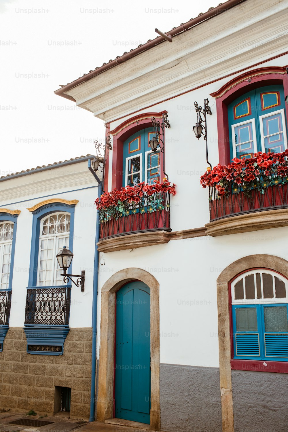 Un edificio bianco con finestre rosse e blu