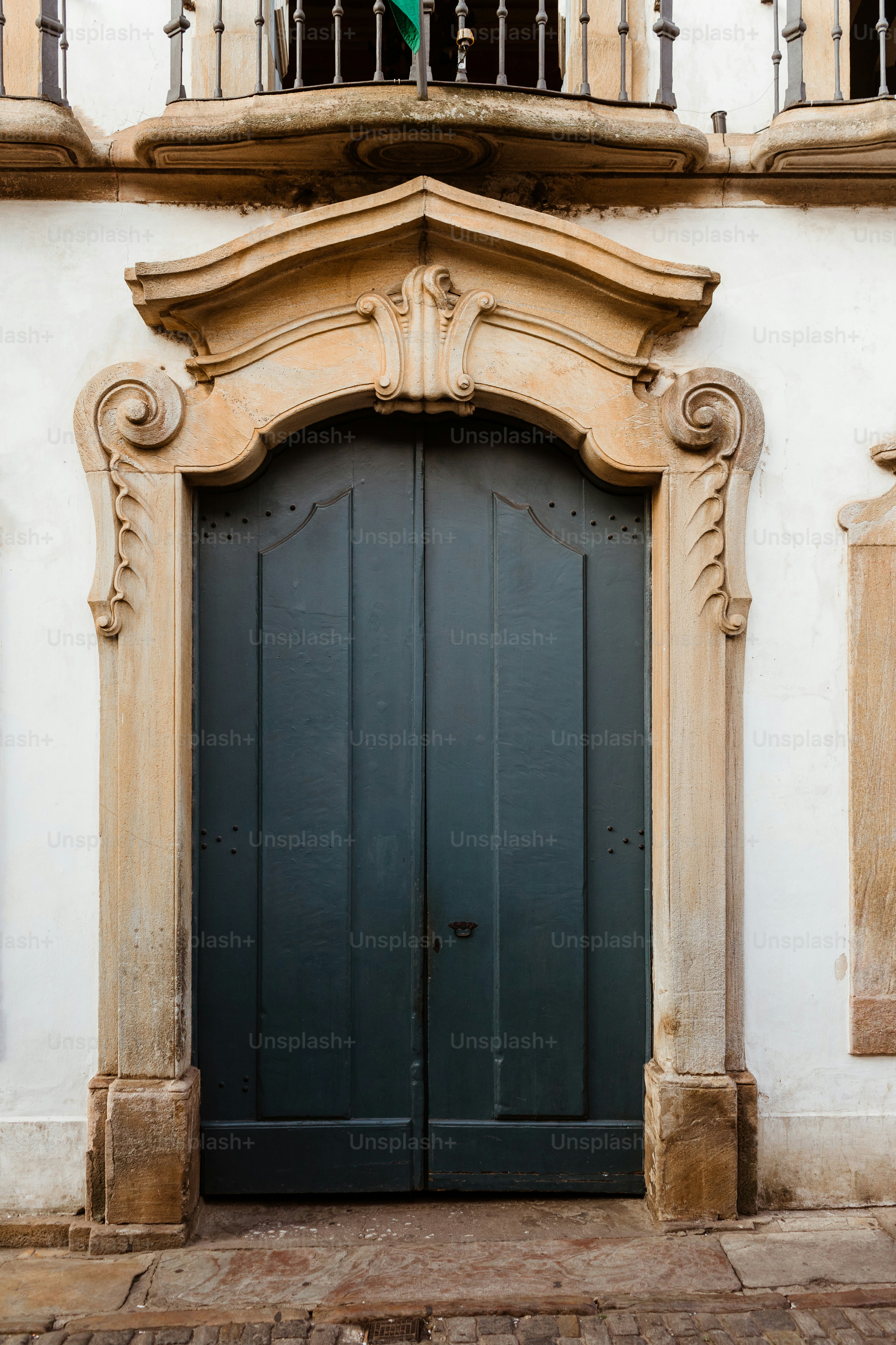 eine große blaue Tür vor einem weißen Gebäude