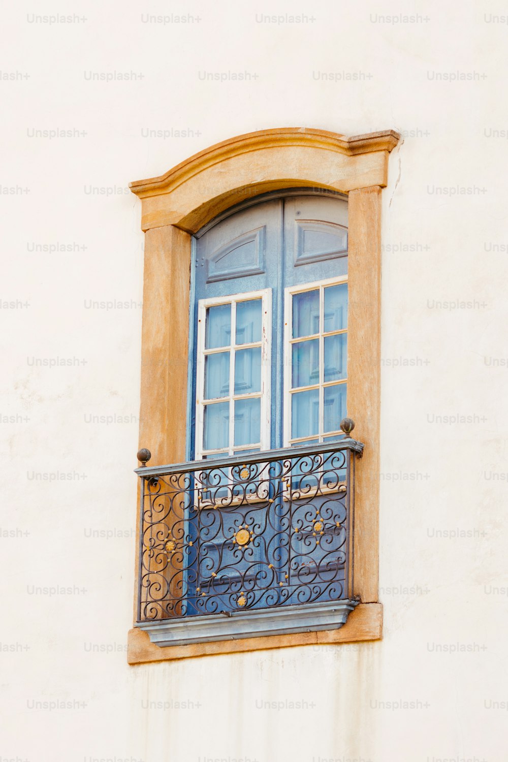 ein Balkon mit blauer Tür und Fenster
