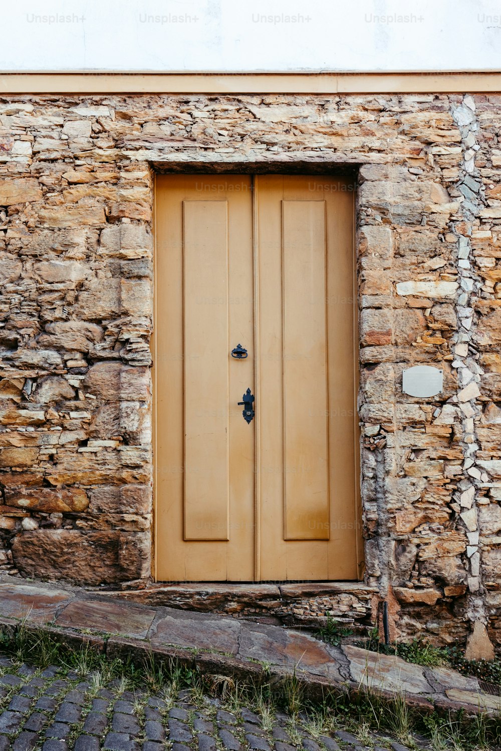 Ein Steingebäude mit einer Holztür
